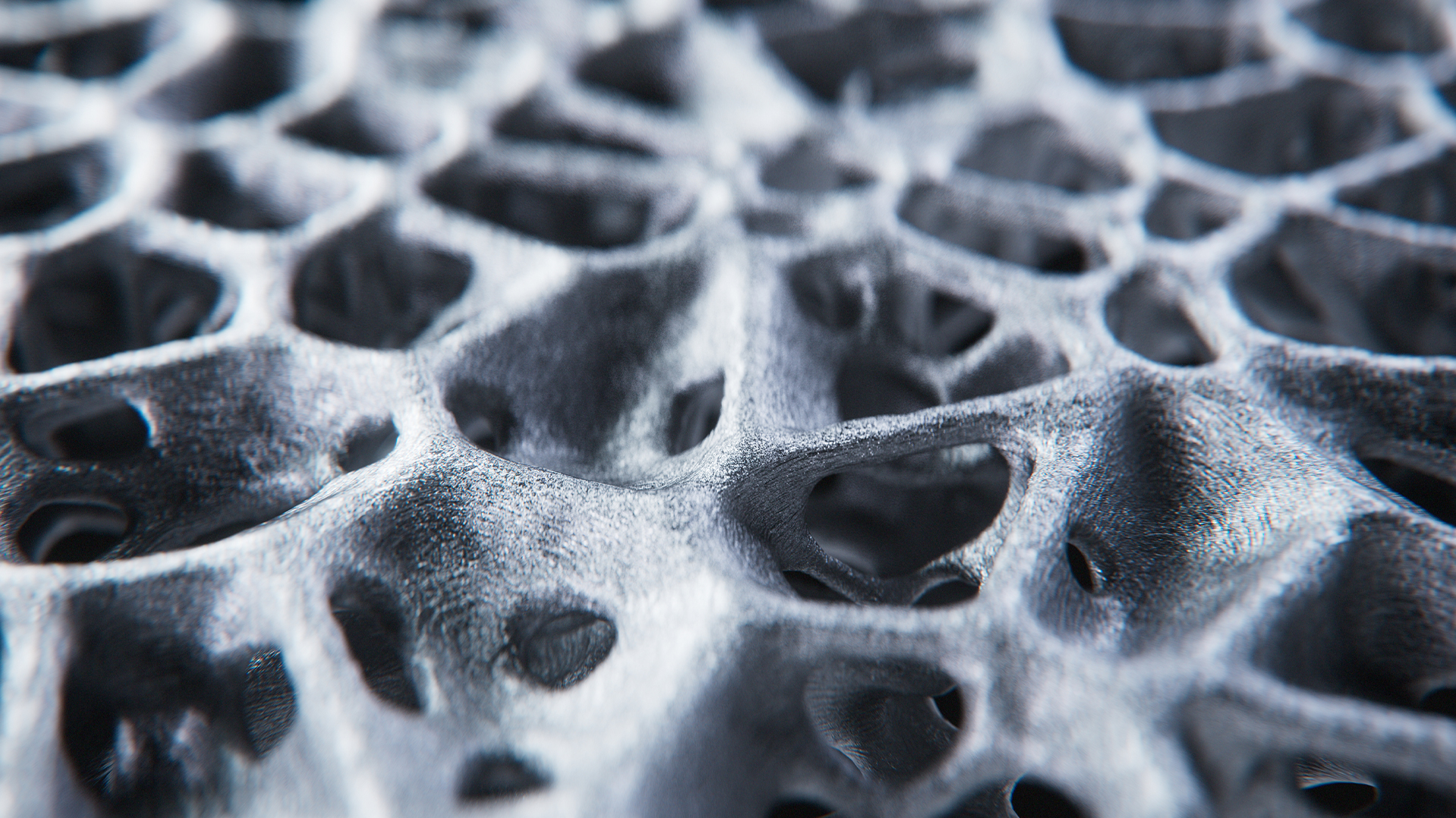Engineered porous metallic structure featuring a controlled interconnected internal geometry